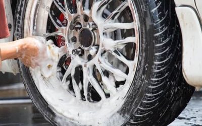 detailer-cleaning-polished-mag-wheel-rim